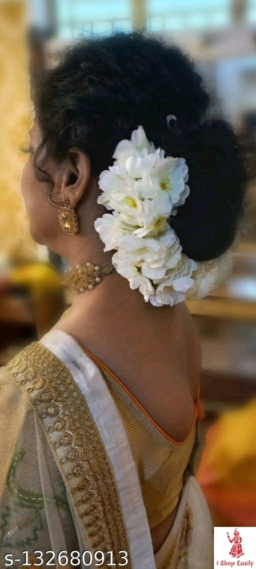 For the Engagement bride is wearing a traditional kerala saree; with  mullapoo (jasmine flowers) and traditional gold jewellery .  #anilajosephbrides... | By Anila Joseph's Beauty Care Solutions | Facebook