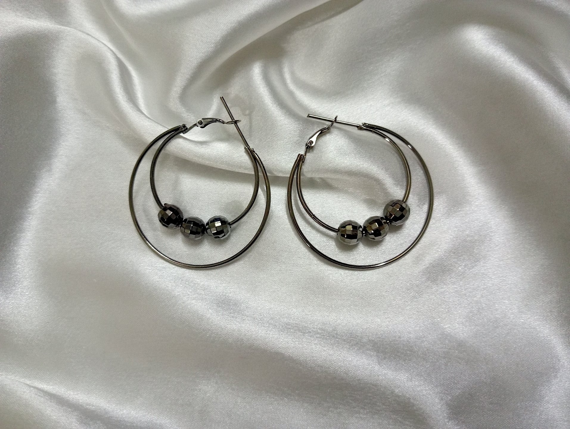 Aggregate more than 146 black silver hoop earrings best - seven.edu.vn