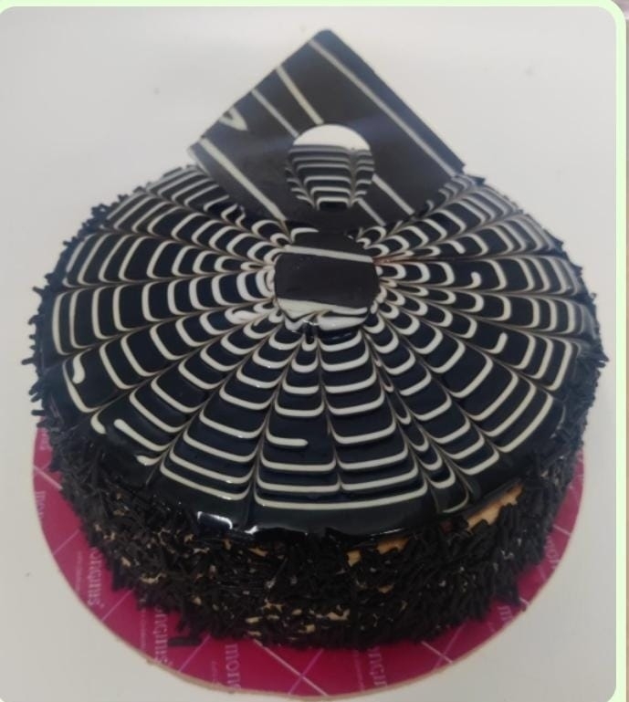 Fantasy Cake Shop - Midnight Cake Mix Flavour Cake with Dutch chocolate ,  Strawberry crush and Chocolate Flaked Three flavour in one cake  @fantasy_thecakeshop #cakeshop #cake #chocolate #carmel #vanilla  #vanillacake #thanecity #thanewest #