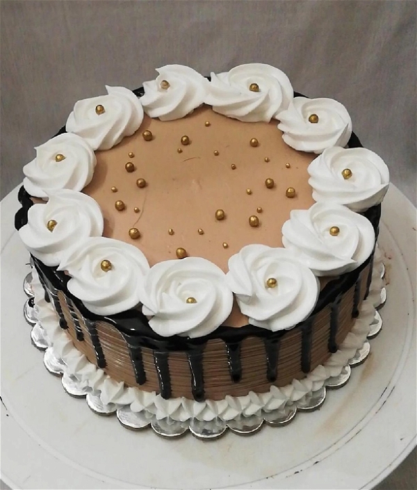 Round Shape Creamy Chocolate Cake With White Flower Toppings - 2 Pound